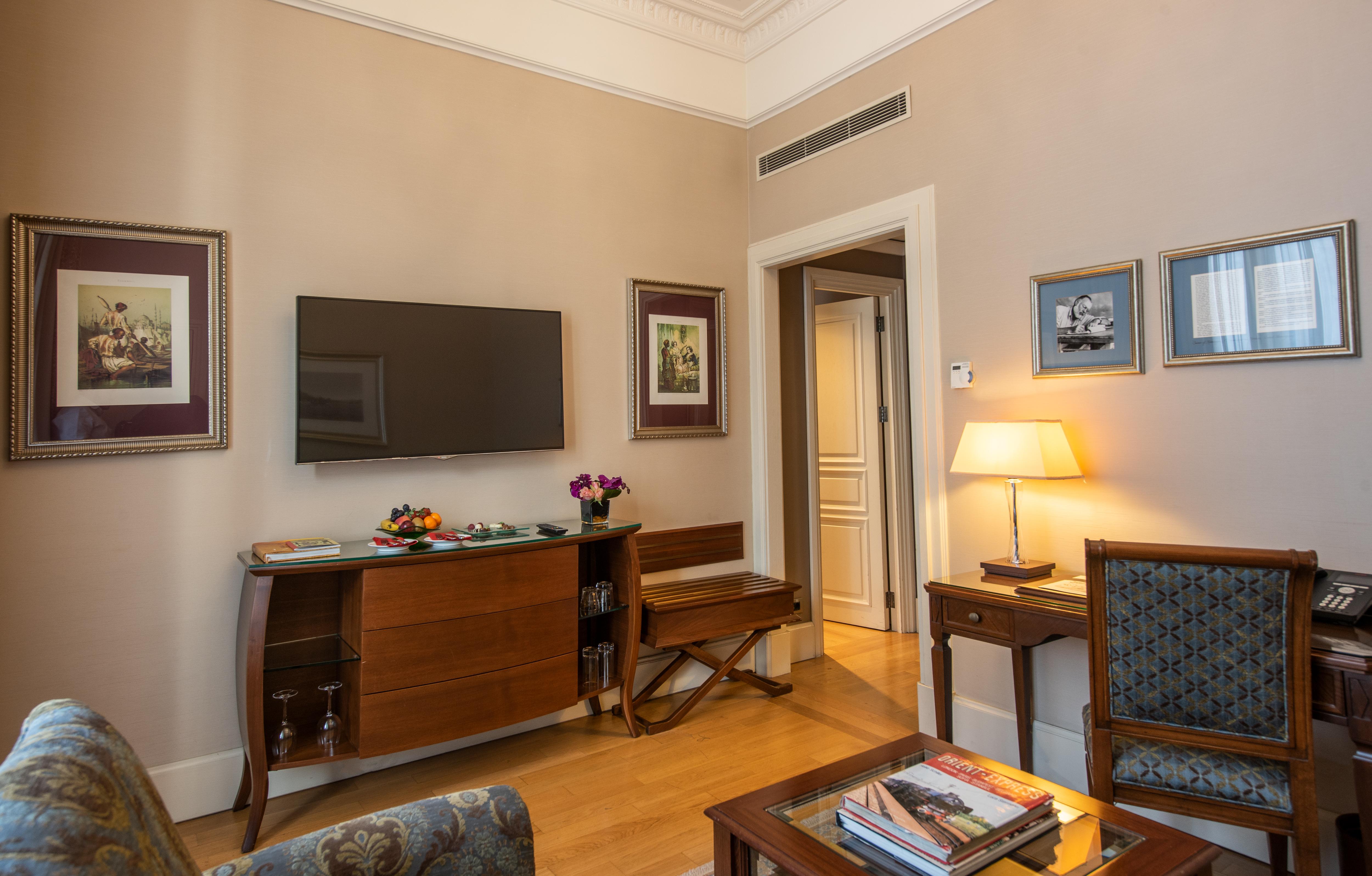 Pera Palace Hotel Istanbul Exterior photo A suite at the hotel