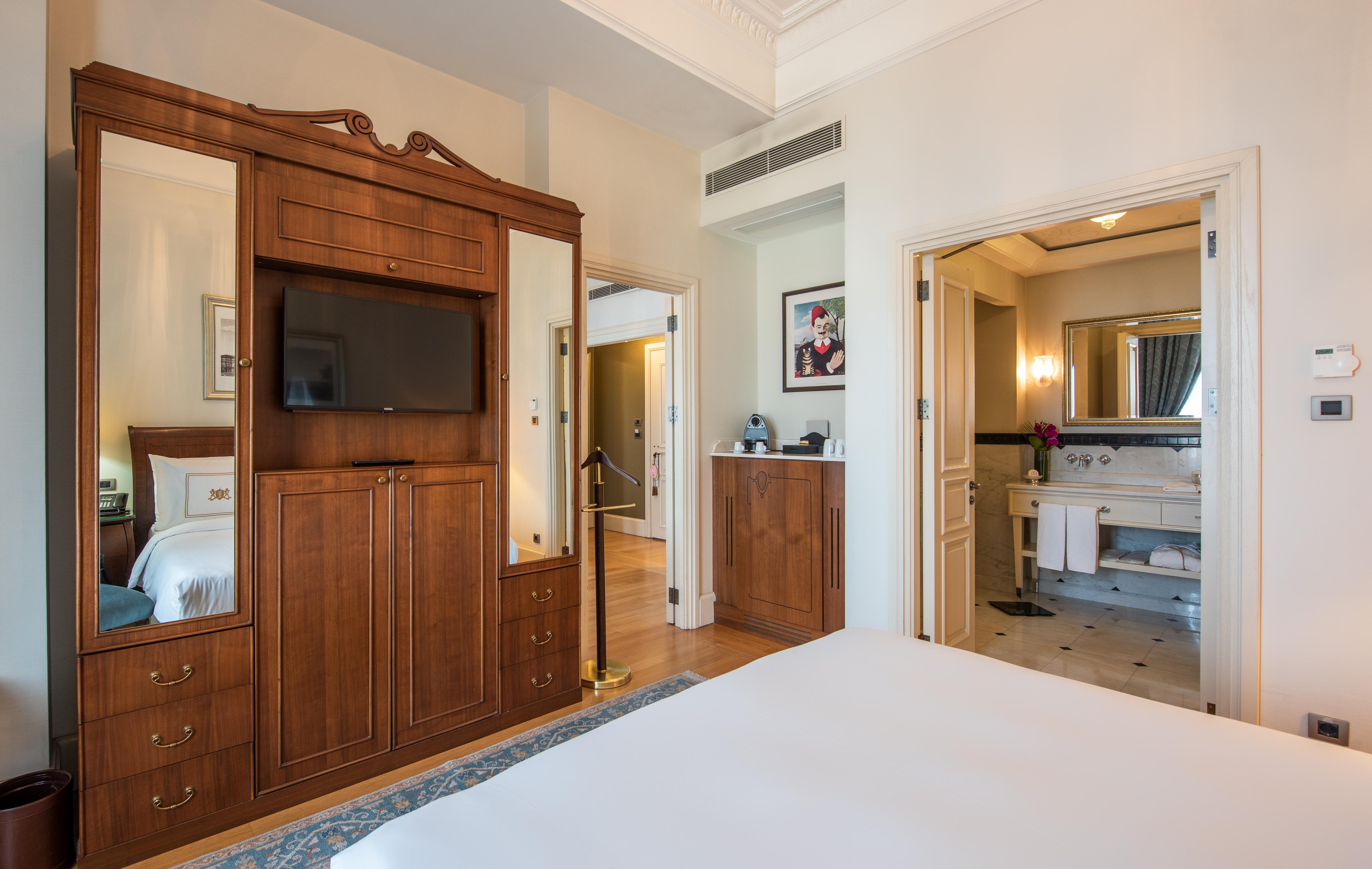Pera Palace Hotel Istanbul Exterior photo A room at the hotel