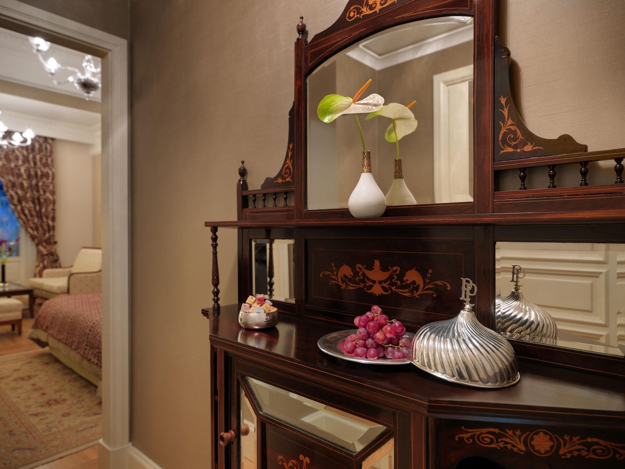 Pera Palace Hotel Istanbul Exterior photo A dressing table