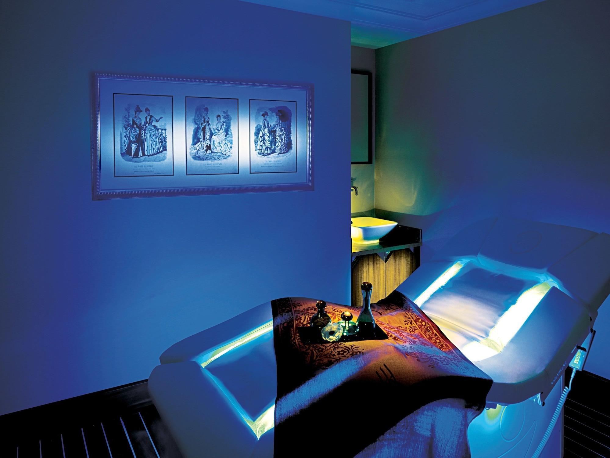 Pera Palace Hotel Istanbul Exterior photo A room illuminated with blue light