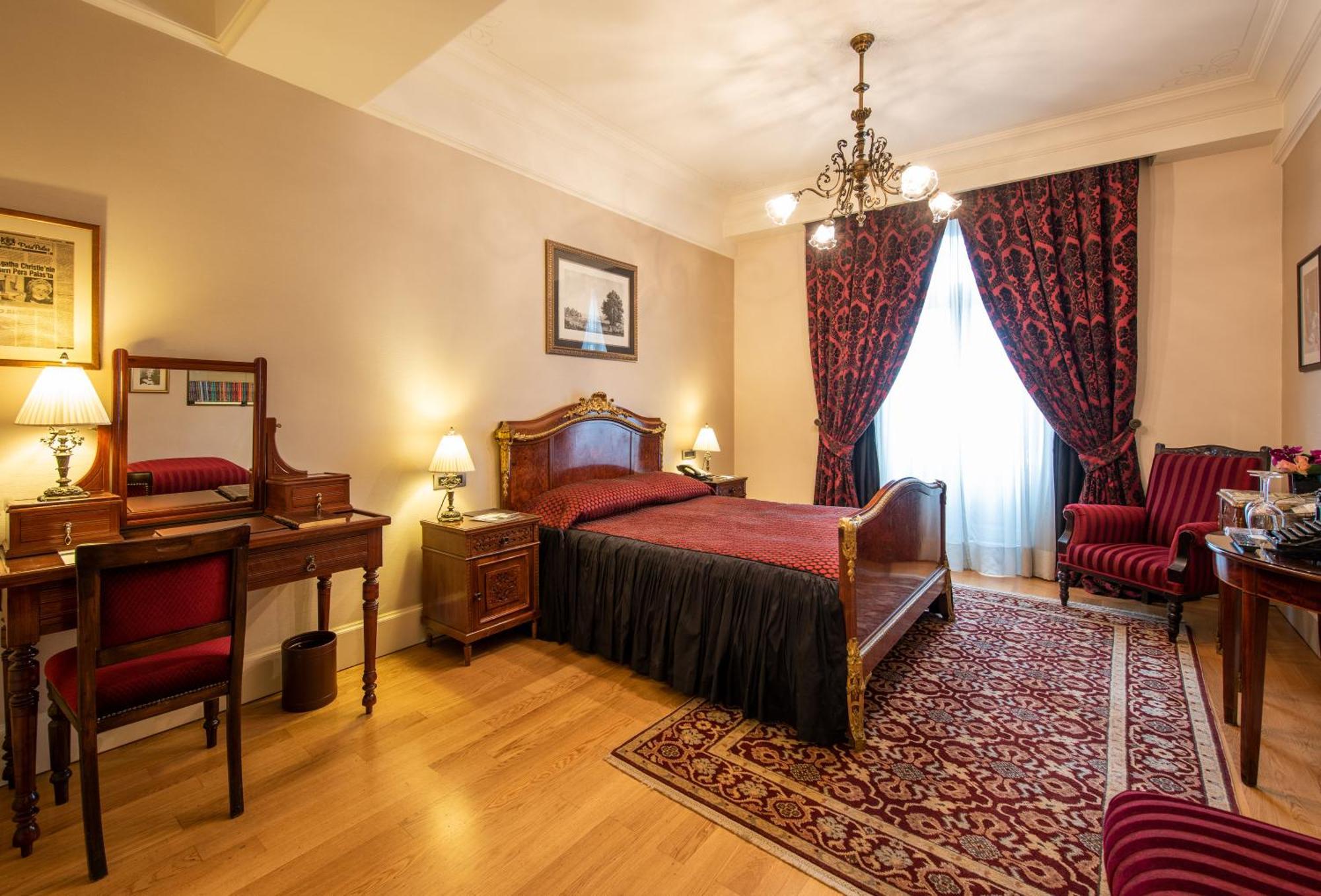 Pera Palace Hotel Istanbul Exterior photo A room at the hotel