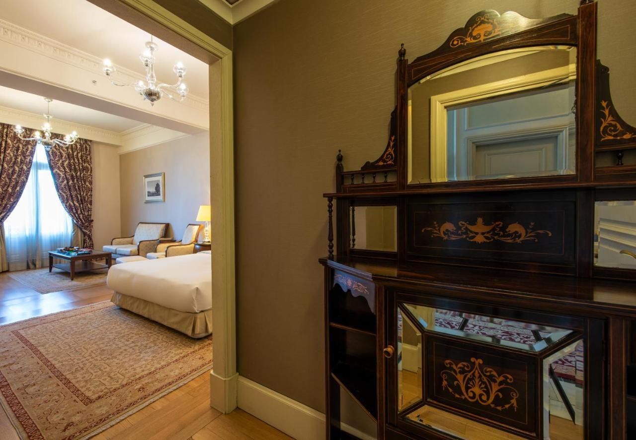 Pera Palace Hotel Istanbul Exterior photo A room at the hotel
